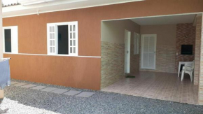 Casa de praia, 8 pessoas, ar condicionado, Guaratuba - Paraná.